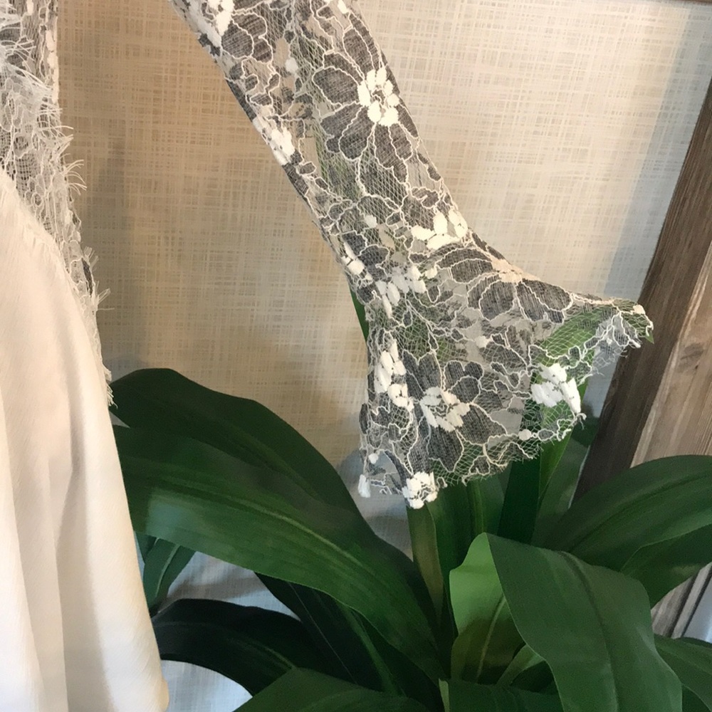 Stunning Lace Bell Sleeve Dress/Tunic - Picture 2 of 5